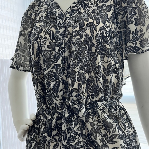 V-neck chiffon dress - Picture 11 of 16